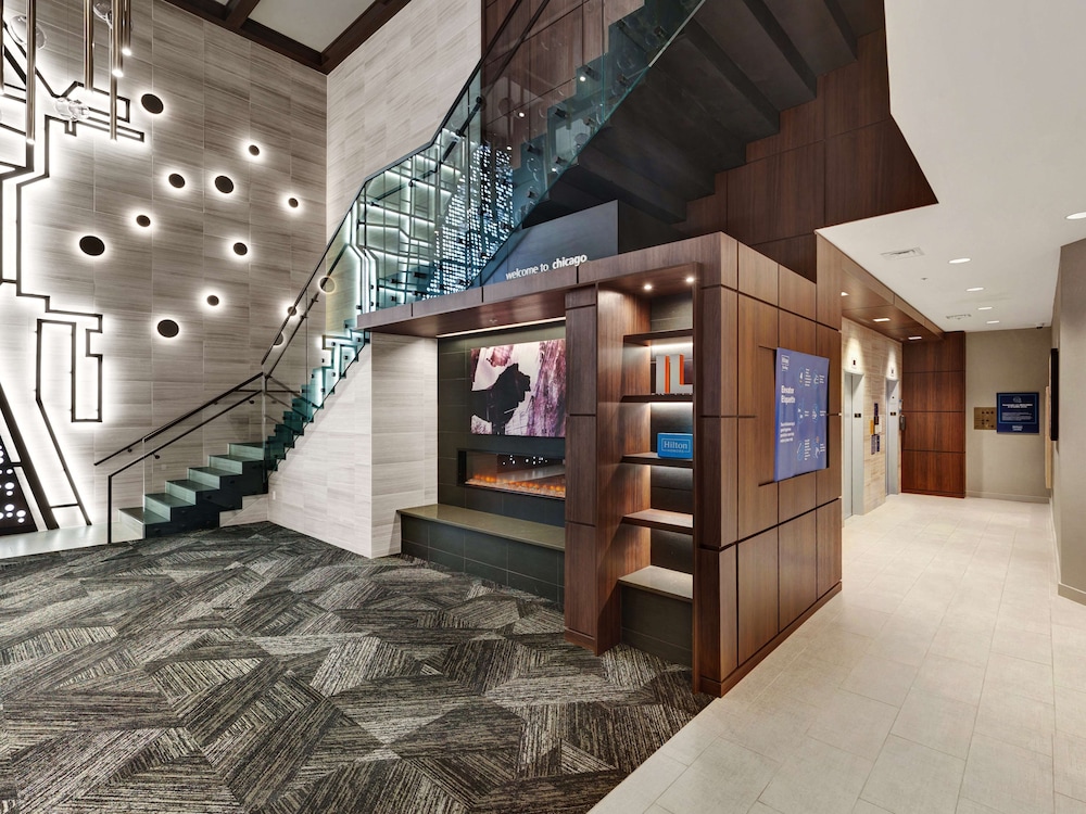 Hampton Inn & Suites Chicago Downtown — Hotel building in Chicago, Illinois