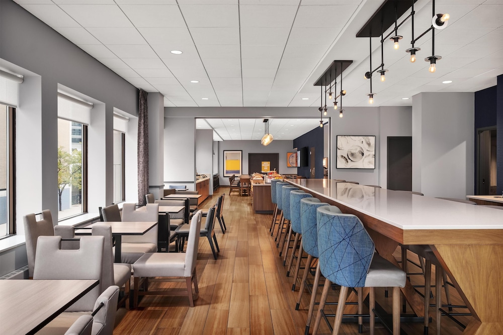 Hampton Inn & Suites Chicago Downtown — Restaurant & bars in Chicago, Illinois