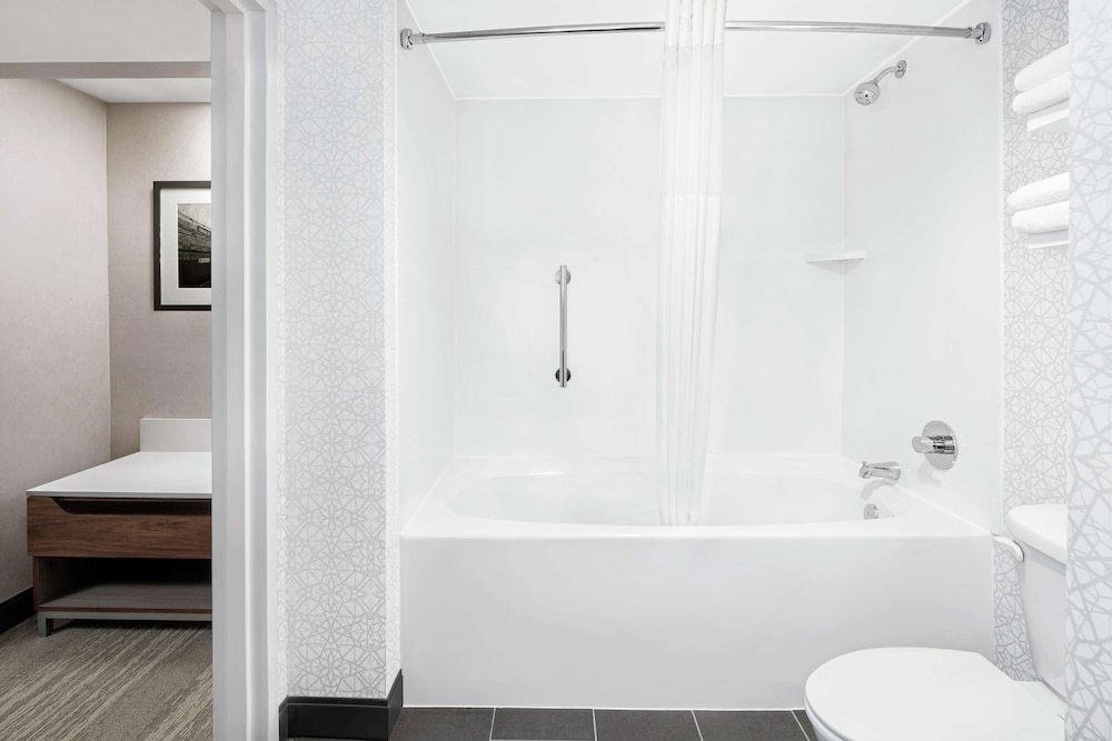 Hampton Inn & Suites Chicago Downtown — Hotel rooms in Chicago, Illinois