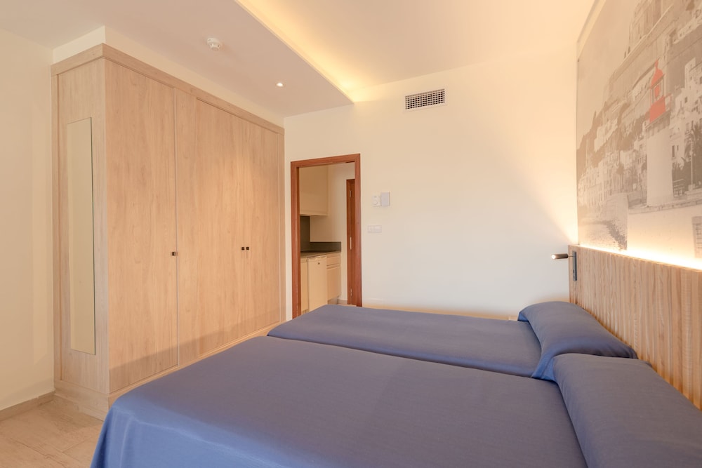 Hotel Apartamentos El Pinar — Hotel rooms in Santa Eulalia, Balearic Islands