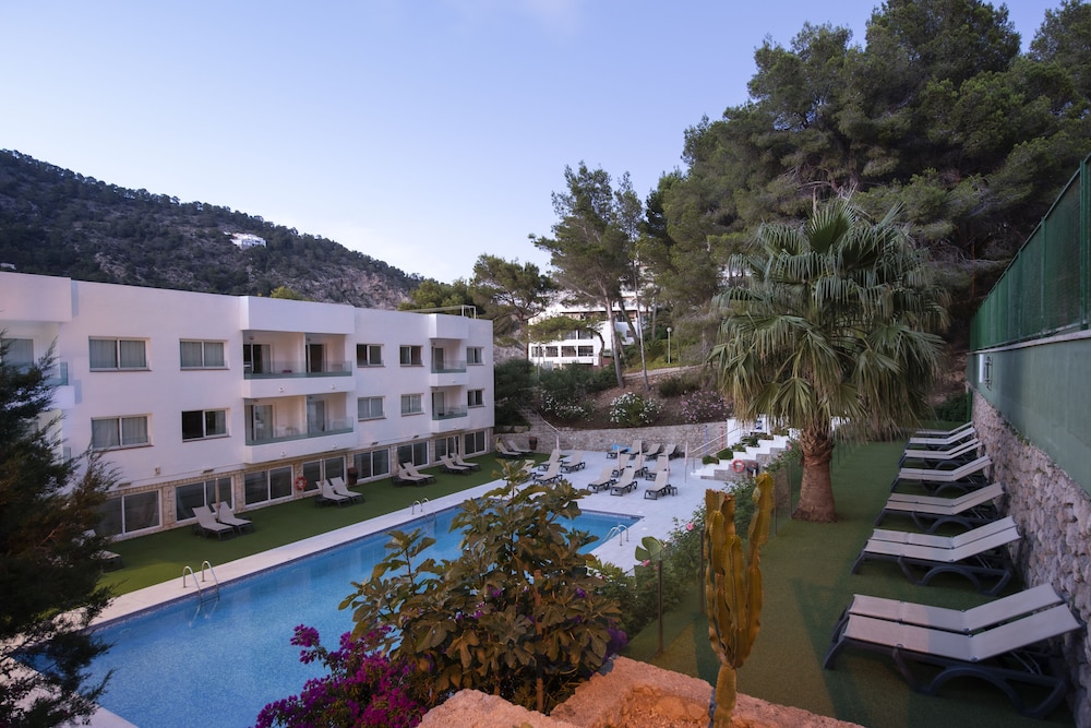 Hotel Apartamentos El Pinar — Swimming pool in Santa Eulalia, Balearic Islands