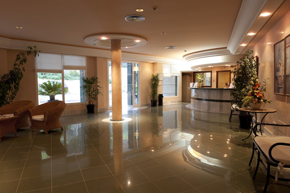 Hotel Apartamentos El Pinar — Hotel building in Santa Eulalia, Balearic Islands