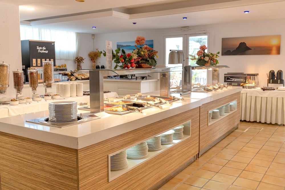 Hotel Apartamentos El Pinar — Restaurant & bars in Santa Eulalia, Balearic Islands
