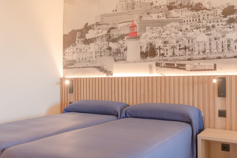 Hotel Apartamentos El Pinar — Hotel rooms in Santa Eulalia, Balearic Islands
