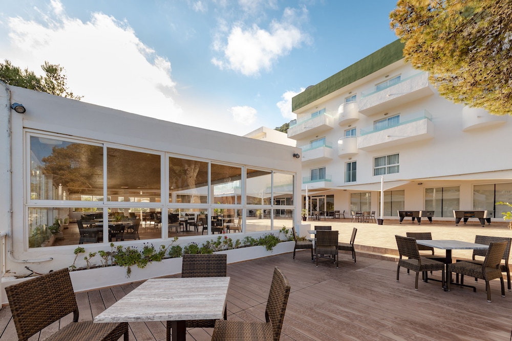 Hotel Apartamentos El Pinar — Hotel building in Santa Eulalia, Balearic Islands