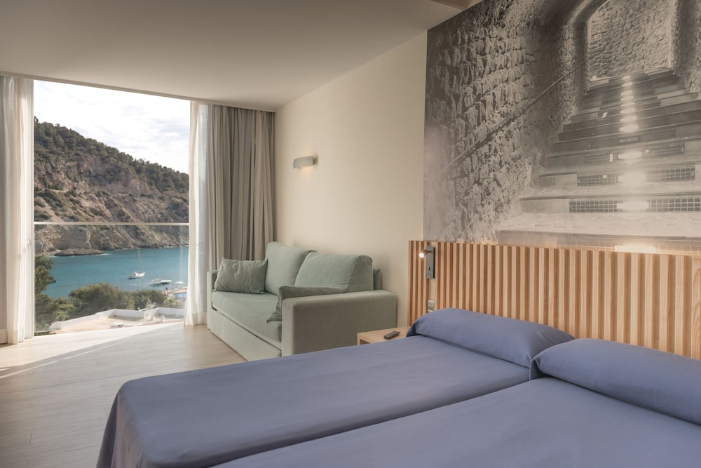 Hotel Apartamentos El Pinar — Hotel rooms in Santa Eulalia, Balearic Islands