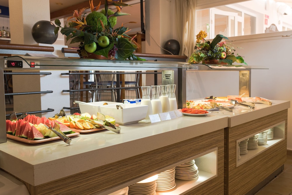 Hotel Apartamentos El Pinar — Restaurant & bars in Santa Eulalia, Balearic Islands