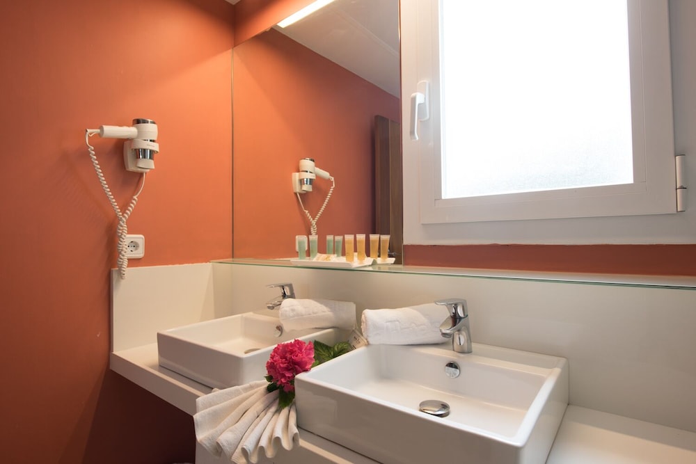 Hotel Apartamentos El Pinar — Hotel rooms in Santa Eulalia, Balearic Islands