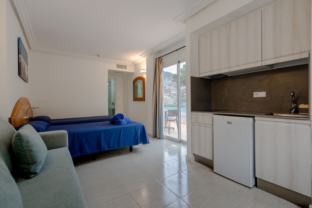 Hotel Apartamentos El Pinar — Hotel rooms in Santa Eulalia, Balearic Islands