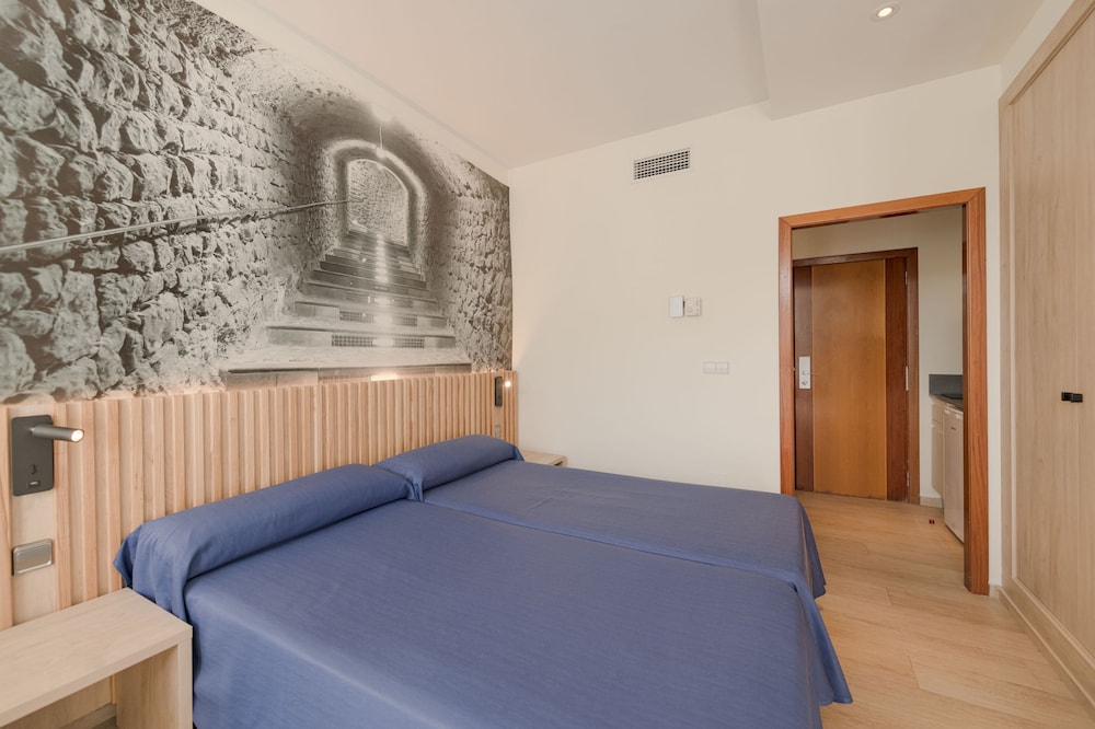 Hotel Apartamentos El Pinar — Hotel rooms in Santa Eulalia, Balearic Islands