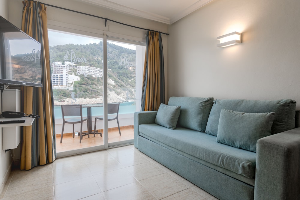 Hotel Apartamentos El Pinar — Hotel rooms in Santa Eulalia, Balearic Islands