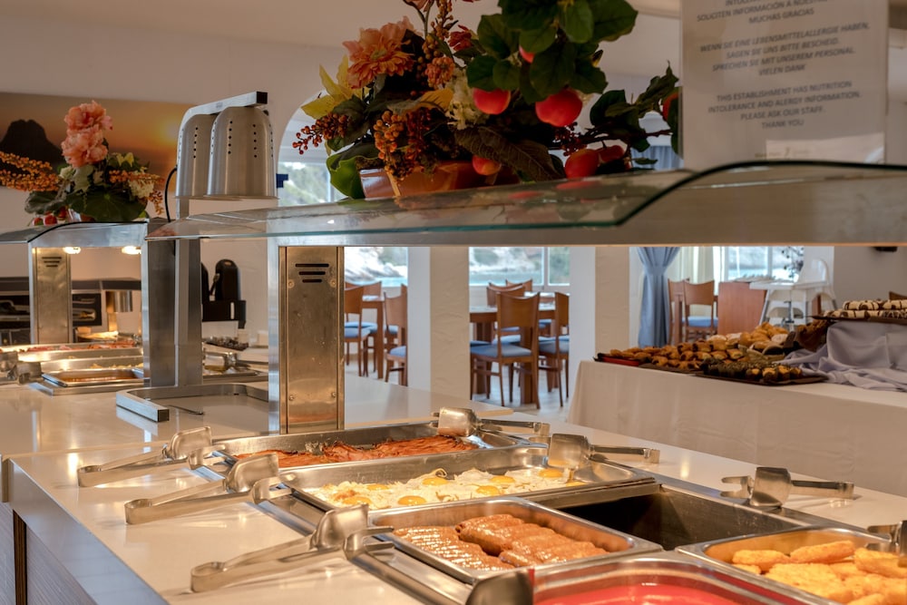 Hotel Apartamentos El Pinar — Restaurant & bars in Santa Eulalia, Balearic Islands