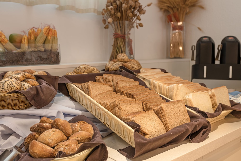 Hotel Apartamentos El Pinar — Restaurant & bars in Santa Eulalia, Balearic Islands