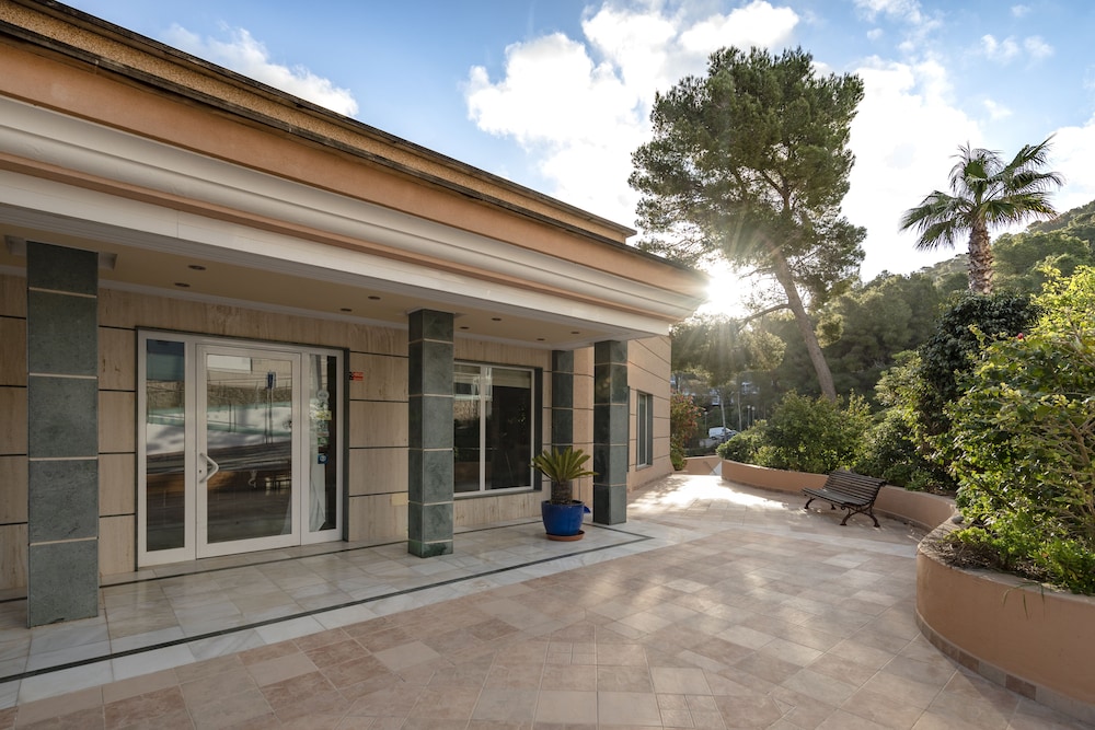 Hotel Apartamentos El Pinar — Hotel building in Santa Eulalia, Balearic Islands