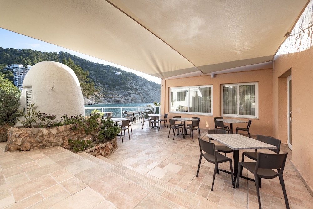 Hotel Apartamentos El Pinar — Restaurant & bars in Santa Eulalia, Balearic Islands