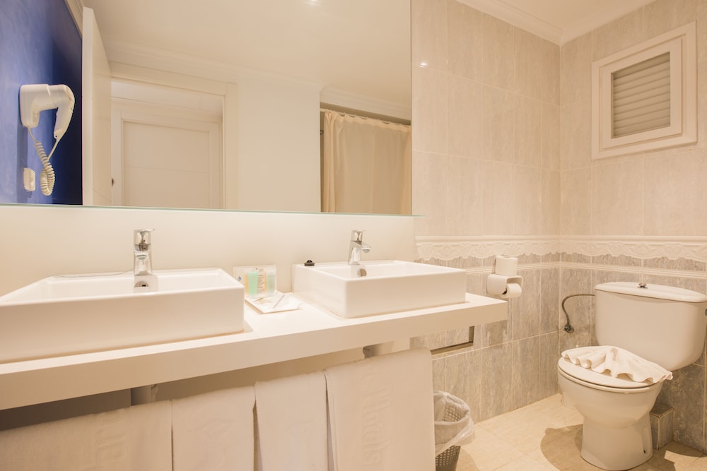 Hotel Apartamentos El Pinar — Hotel rooms in Santa Eulalia, Balearic Islands