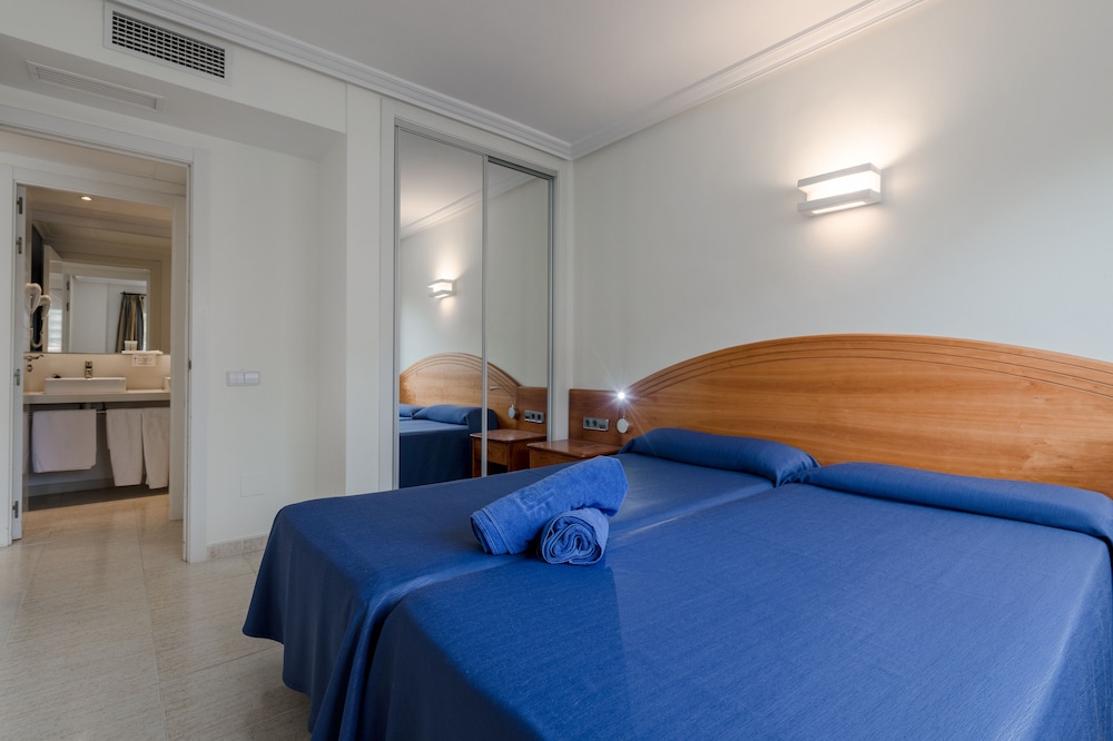 Hotel Apartamentos El Pinar — Hotel rooms in Santa Eulalia, Balearic Islands