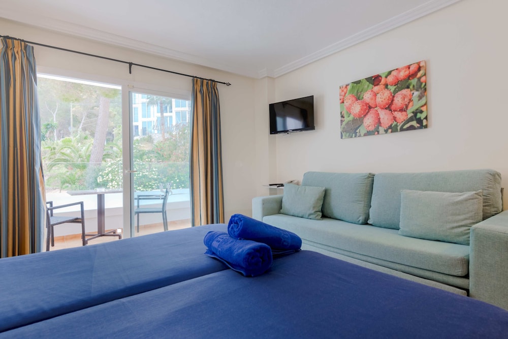 Hotel Apartamentos El Pinar — Hotel rooms in Santa Eulalia, Balearic Islands