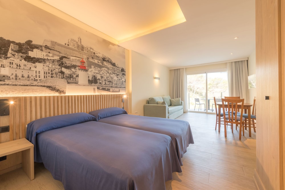 Hotel Apartamentos El Pinar — Hotel rooms in Santa Eulalia, Balearic Islands
