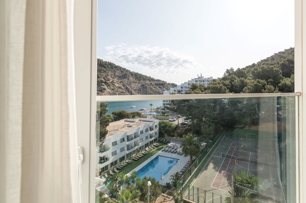 Hotel Apartamentos El Pinar — Swimming pool in Santa Eulalia, Balearic Islands