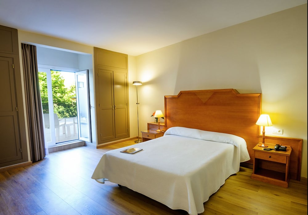 Hotel Monarque El Rodeo — Hotel rooms in Marbella, Andalusia