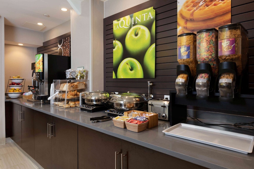 La Quinta Inn & Suites by Wyndham New York City Central Park — Restaurant & bars in New York City, New York State