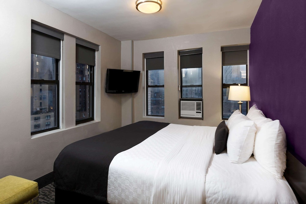 La Quinta Inn & Suites by Wyndham New York City Central Park — Hotel rooms in New York City, New York State