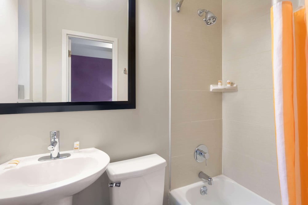 La Quinta Inn & Suites by Wyndham New York City Central Park — Hotel rooms in New York City, New York State
