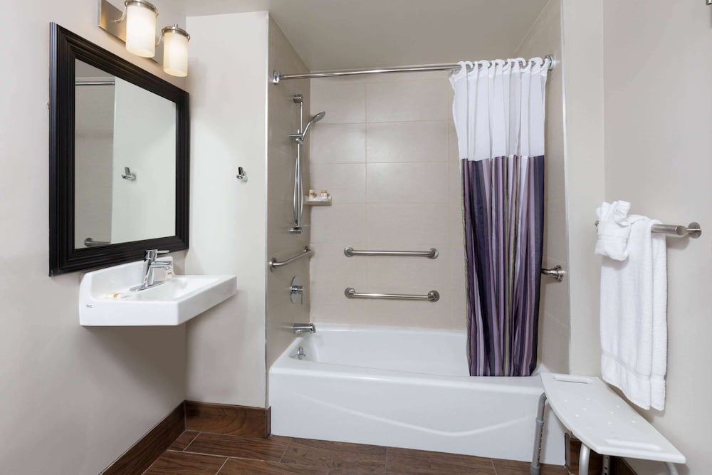La Quinta Inn & Suites by Wyndham New York City Central Park — Hotel rooms in New York City, New York State