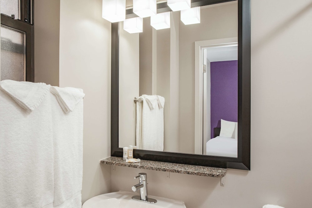 La Quinta Inn & Suites by Wyndham New York City Central Park — Hotel rooms in New York City, New York State