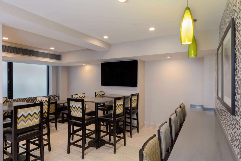 La Quinta Inn & Suites by Wyndham New York City Central Park — Hotel rooms in New York City, New York State