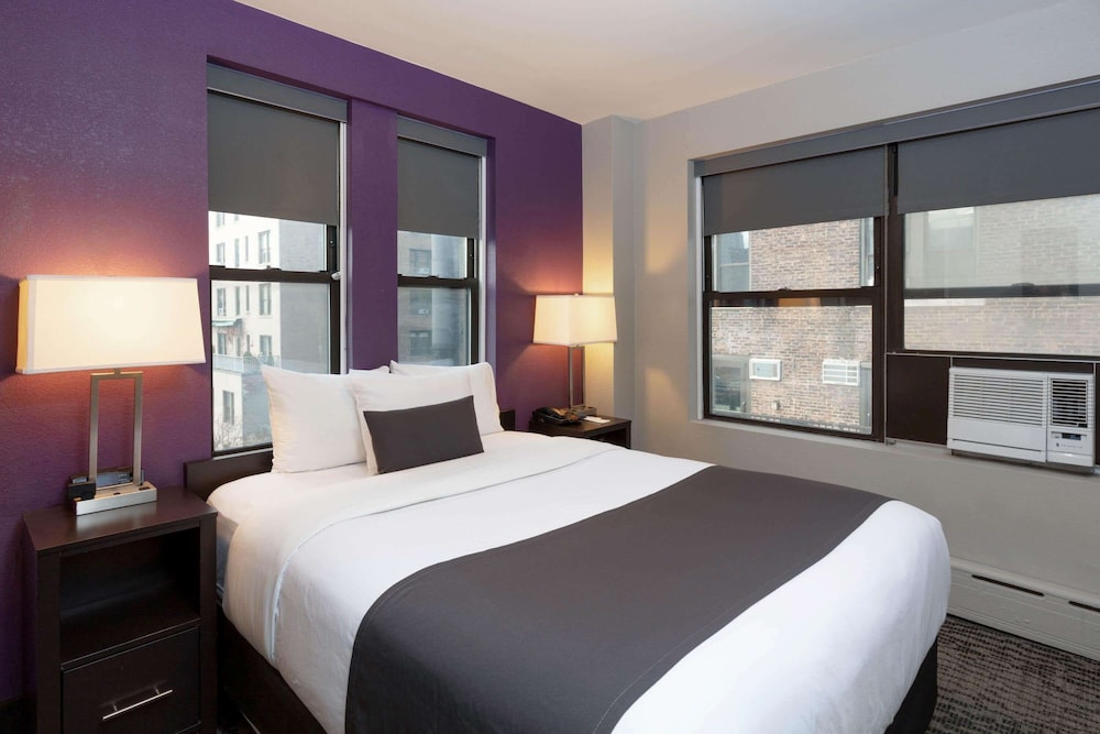 La Quinta Inn & Suites by Wyndham New York City Central Park — Hotel rooms in New York City, New York State