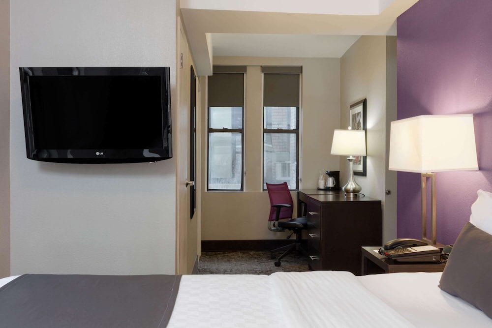 La Quinta Inn & Suites by Wyndham New York City Central Park — Hotel rooms in New York City, New York State