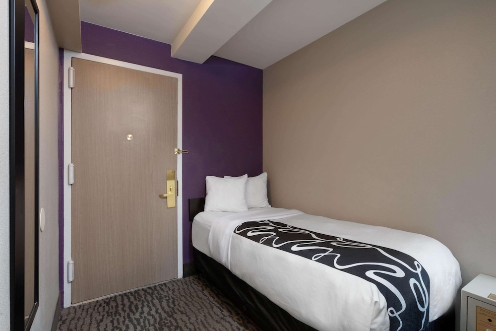 La Quinta Inn & Suites by Wyndham New York City Central Park — Hotel rooms in New York City, New York State