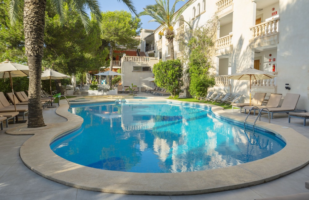 Es Baulo Petit Hotel — Swimming pool in Can Picafort, Balearic Islands