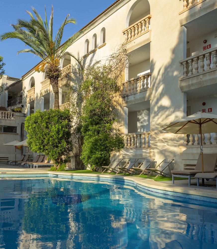 Es Baulo Petit Hotel — Swimming pool in Can Picafort, Balearic Islands