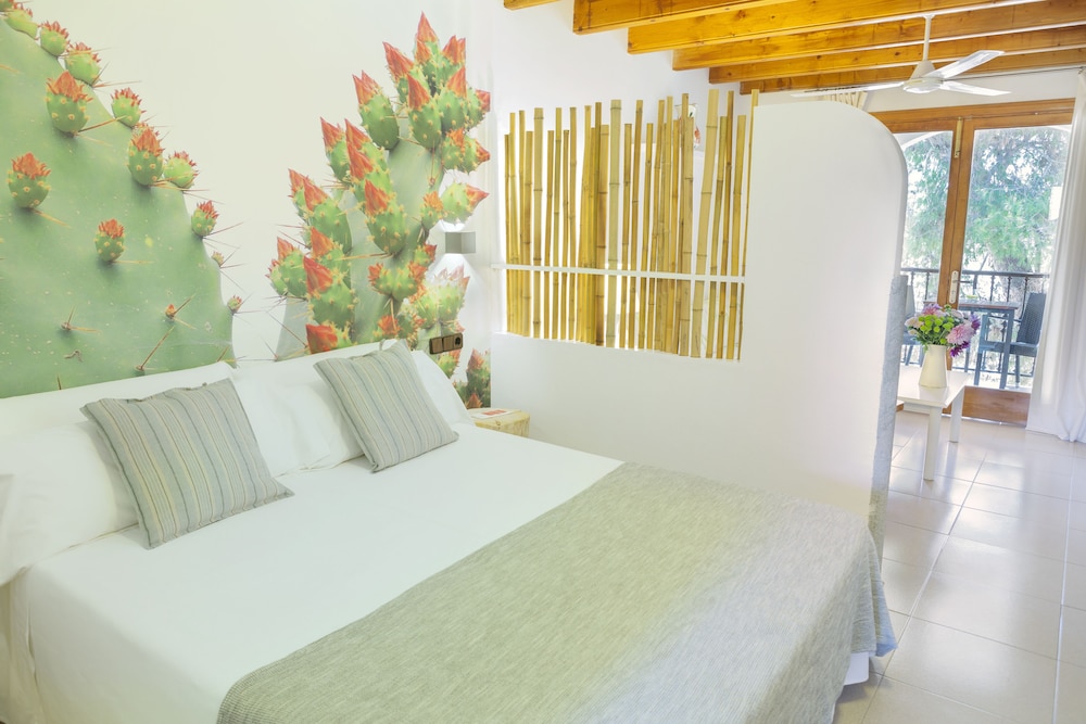 Es Baulo Petit Hotel — Hotel rooms in Can Picafort, Balearic Islands
