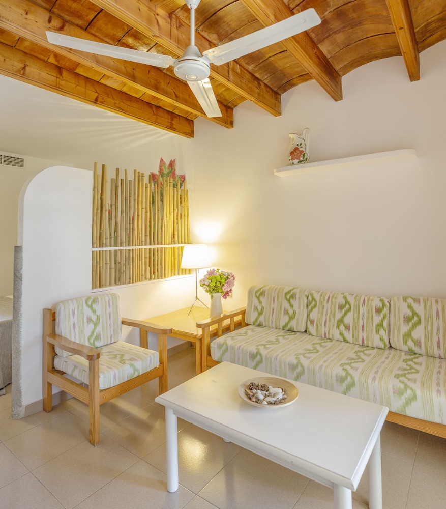 Es Baulo Petit Hotel — Hotel rooms in Can Picafort, Balearic Islands