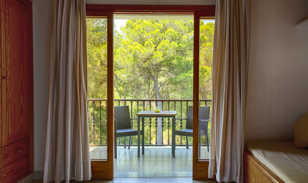 Es Baulo Petit Hotel — Hotel rooms in Can Picafort, Balearic Islands