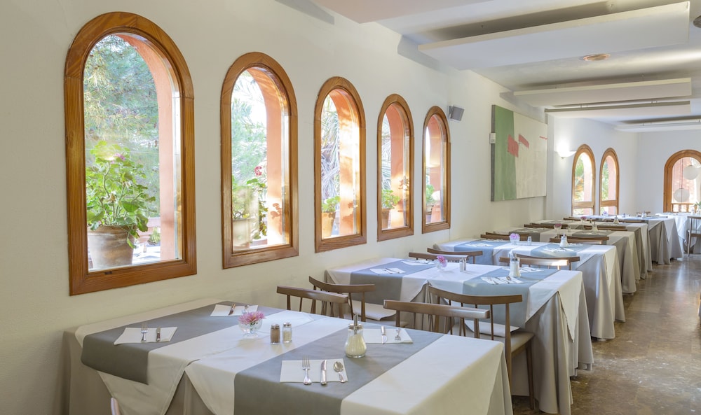 Es Baulo Petit Hotel — Restaurant & bars in Can Picafort, Balearic Islands