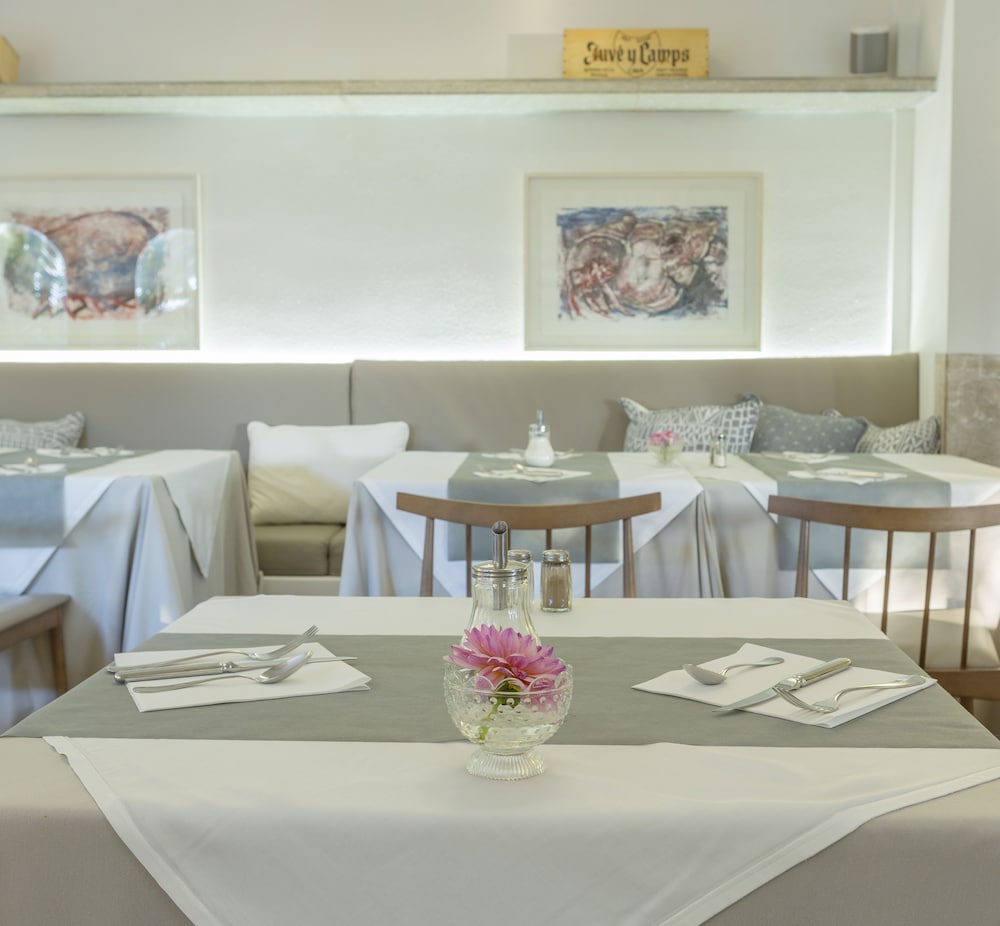 Es Baulo Petit Hotel — Restaurant & bars in Can Picafort, Balearic Islands