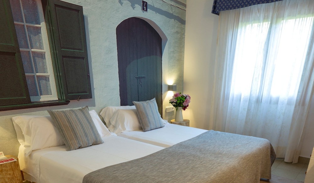 Es Baulo Petit Hotel — Hotel rooms in Can Picafort, Balearic Islands