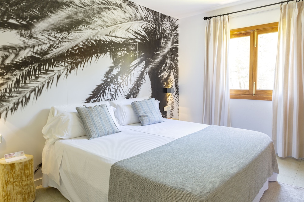 Es Baulo Petit Hotel — Hotel rooms in Can Picafort, Balearic Islands
