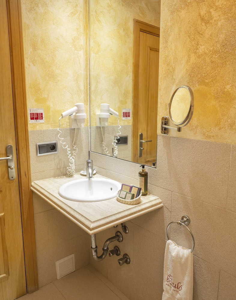 Es Baulo Petit Hotel — Hotel rooms in Can Picafort, Balearic Islands