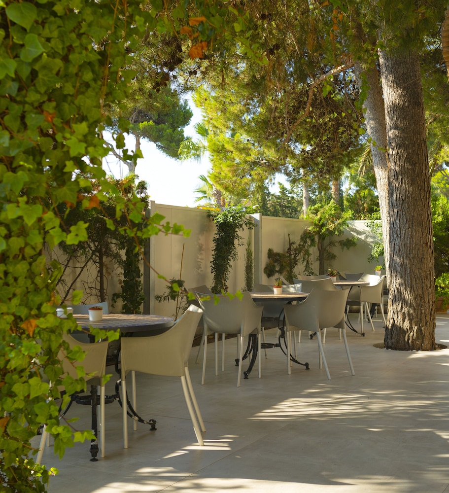 Es Baulo Petit Hotel — Restaurant & bars in Can Picafort, Balearic Islands