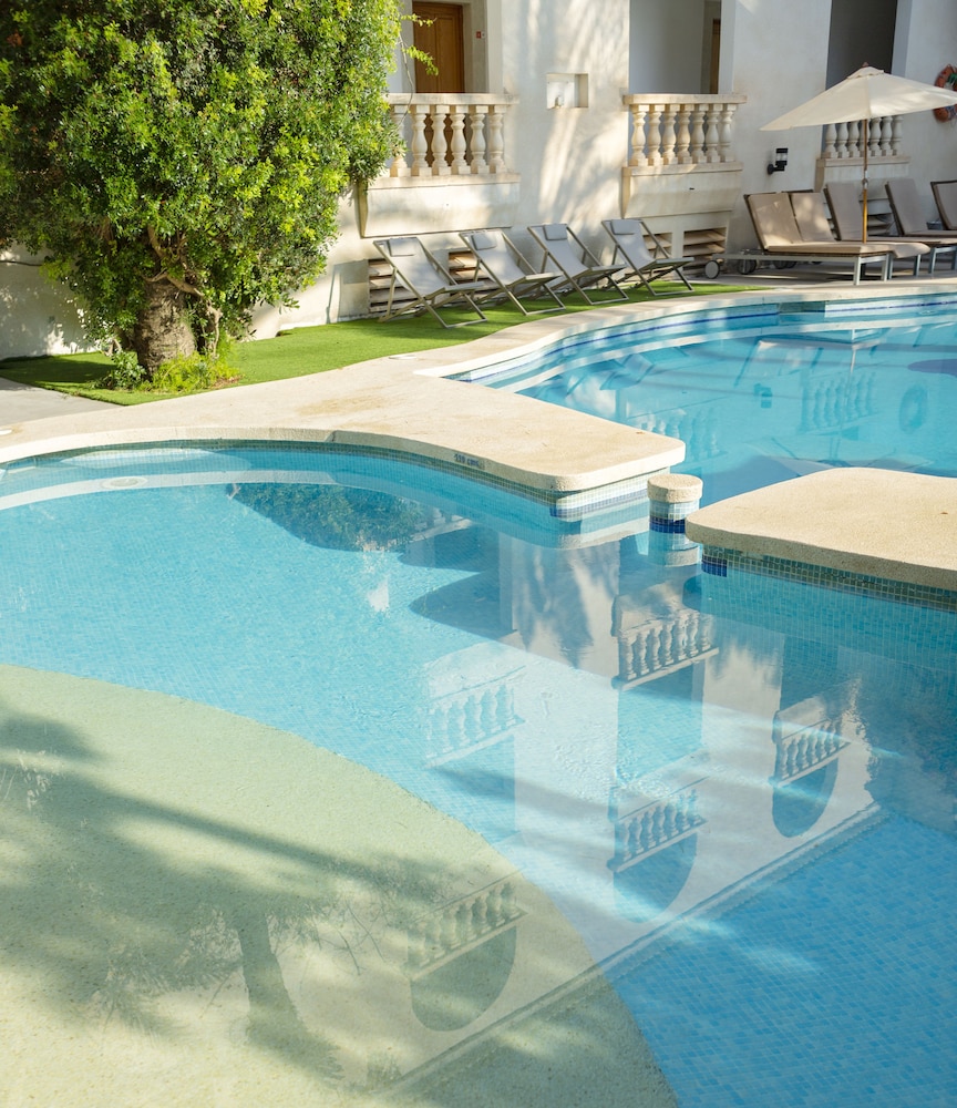 Es Baulo Petit Hotel — Swimming pool in Can Picafort, Balearic Islands
