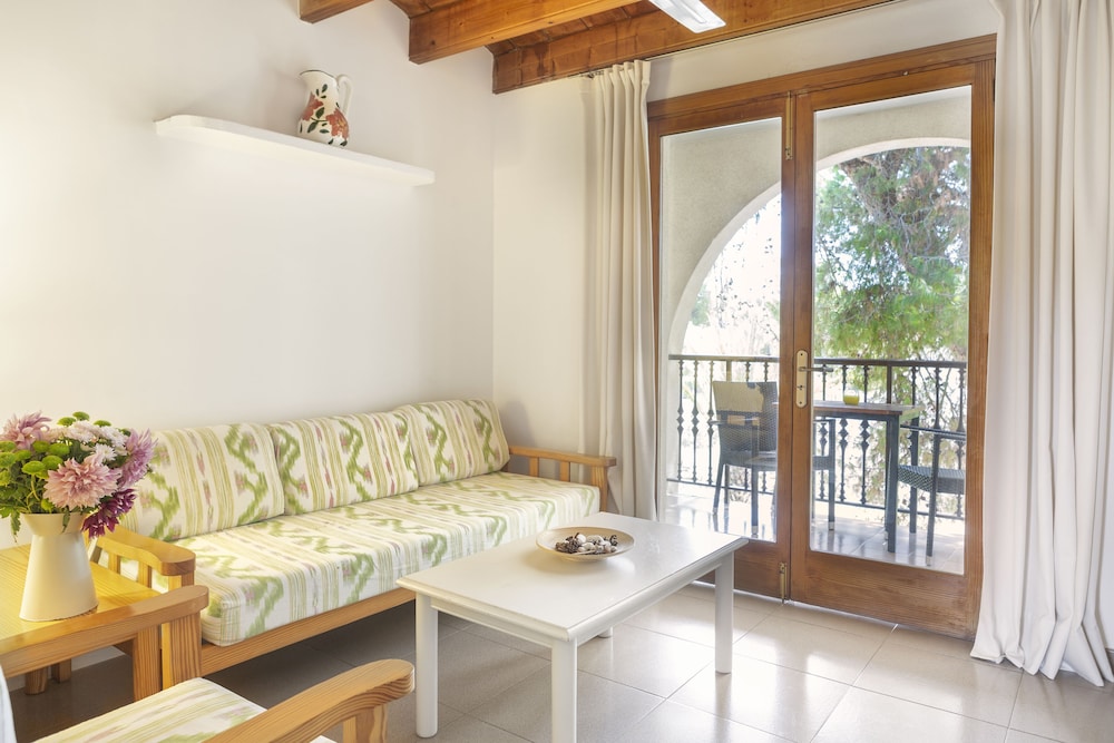 Es Baulo Petit Hotel — Hotel rooms in Can Picafort, Balearic Islands