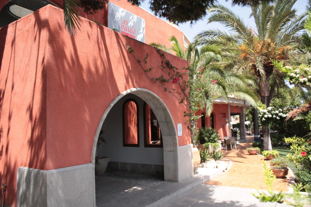 Es Baulo Petit Hotel — Hotel building in Can Picafort, Balearic Islands