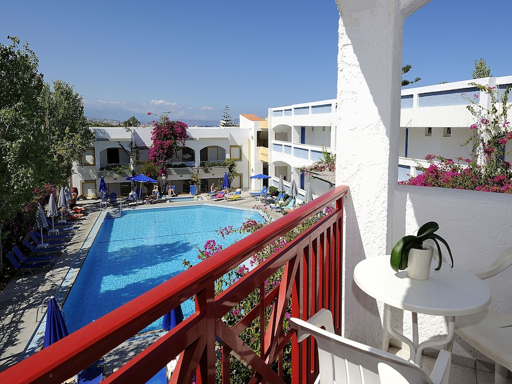 Apollon Hotel Apartments — Swimming pool in Rethymnon