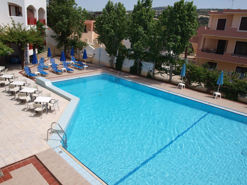 Apollon Hotel Apartments — Swimming pool in Rethymnon